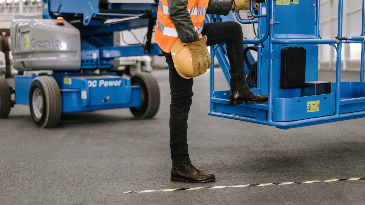 Why More Workers Are Choosing Lightweight Safety Shoes Over Traditional Boots