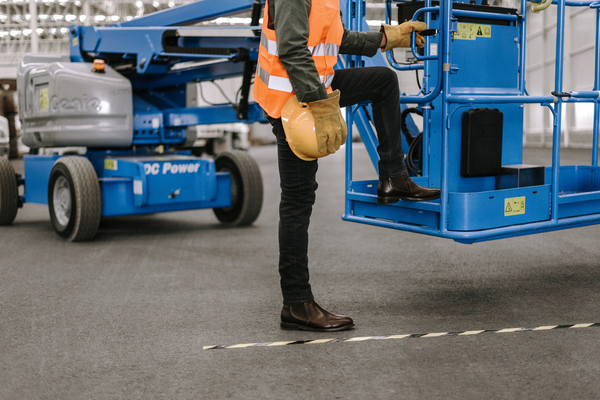 Why More Workers Are Choosing Lightweight Safety Shoes Over Traditional Boots